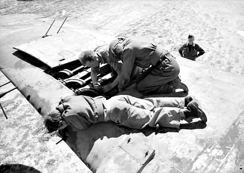 Armourers_of_No_89_Squadron_RAF_installing_a_303_Browning_machine_gun_in_the_wing_of_a_Bristol_Beaufighter_Mk_VIF_at_Castel_Benito_Libya.jpg.57d38ac3b14e692cfca6d67319665a44.jpg