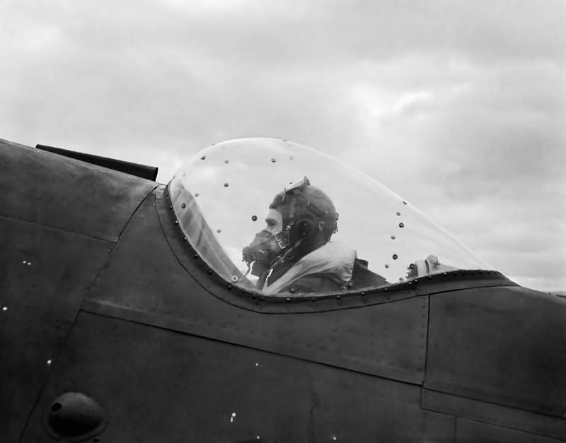 The_navigator-radar_operator_of_a_No_125_Squadron_Beaufighter_Mk_VIF_Exeter_14_September_1943.jpg.cc538039585533c46d60c3fbb14bcb70.jpg