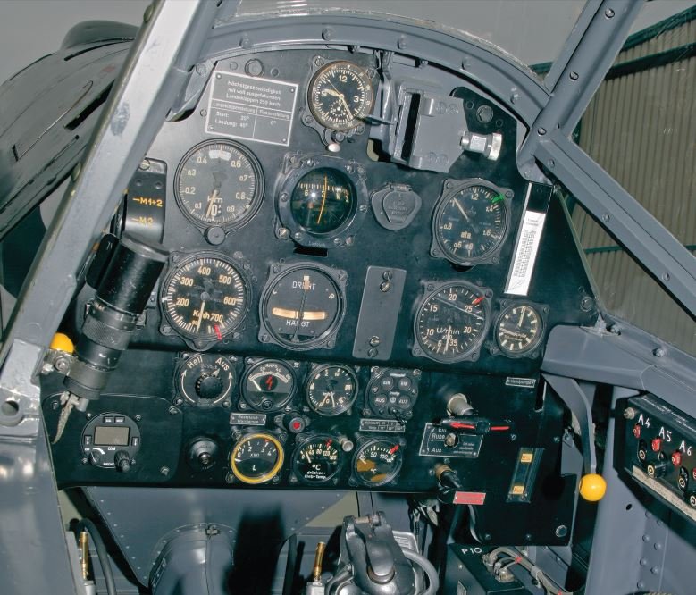 cockpite4.jpg.6f17596b4e6463d5f3c0e5a0a862a592.jpg