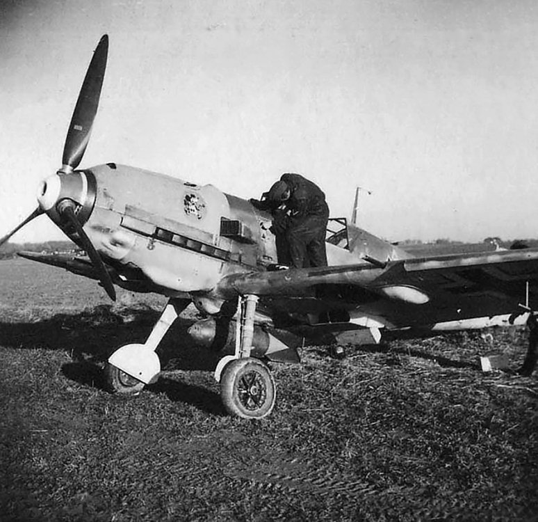 1656218755_Messerschmitt-Bf-109E4B-4.(S)LG2-carring-a-4x50kg-bomb-Eastern-Front-1941-01(1).thumb.jpg.15c607d62de4a97bae713ecc92b42658.jpg