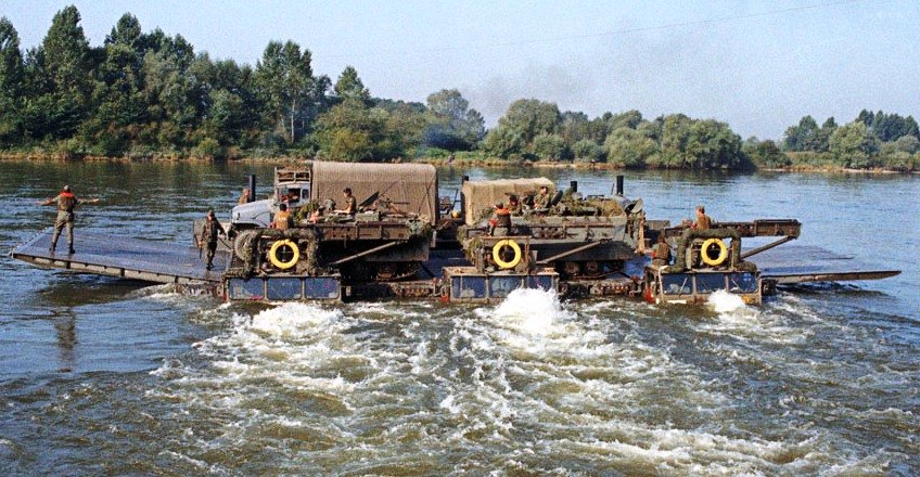 M113-C--amp--R-Lynx--Ex-Grosse-Rochade--Danube--GE-Ferry--18-Sep-1975---MIKAN-No--4748911.jpg