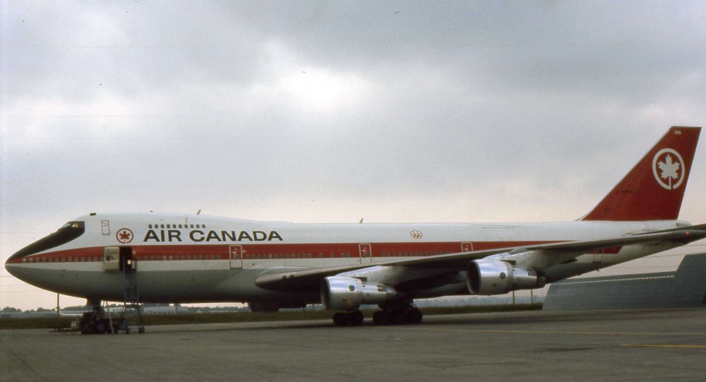 Air_Canada_Boeing_747-233_C-GAGA_07.jpg