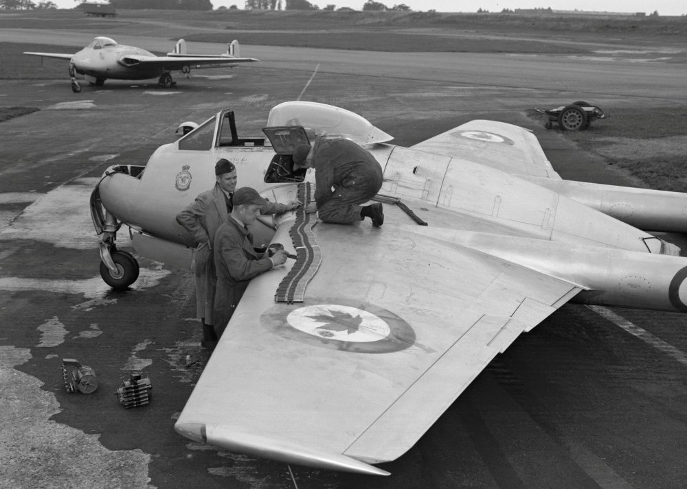 de-Havilland-DH-100-Vampire--421-Sqn--RCAF-in-the-UK--1-.jpg