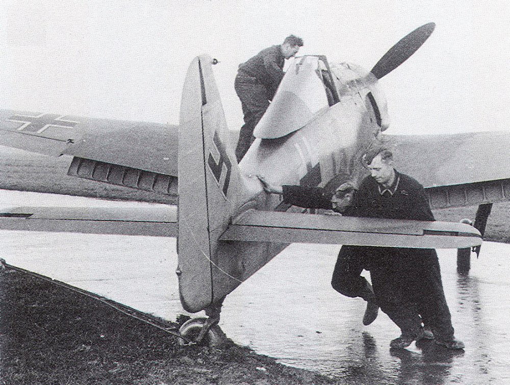 Focke-Wulf-Fw-190A1-5.JG26-Black-13-Horst-Sternberg-WNr-100-France-1941-02.jpg