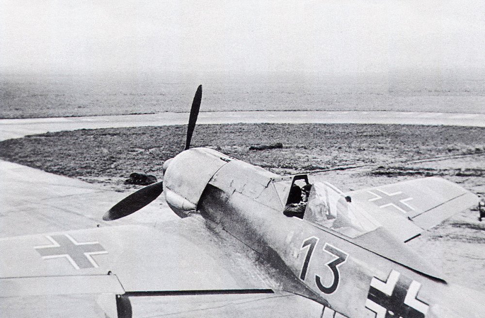 Focke-Wulf-Fw-190A1-5.JG26-Black-13-Horst-Sternberg-WNr-100-France-1941-04.thumb.jpg.679cecc5895b4c136652081c1d0855cd.jpg
