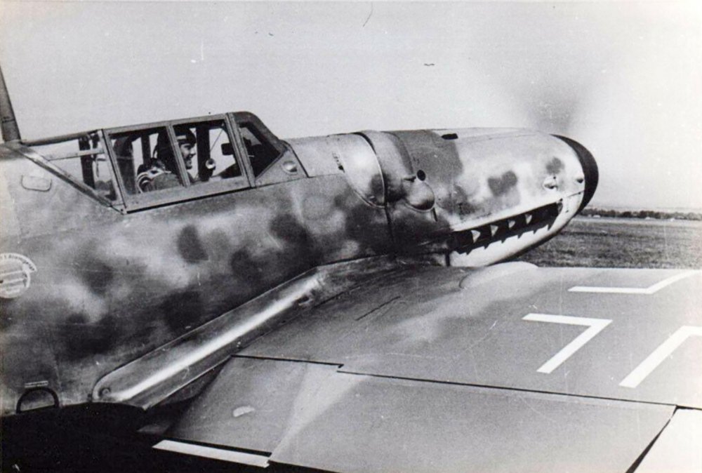 Messerschmitt-Bf-109G6-JG50-Gottfried-Weiroster-WNr-15912-Wiesbaden-Erbenheim-autumn-1943-01.thumb.jpg.6977a1adcd7ab94d0c710c0aa2c97aff.jpg