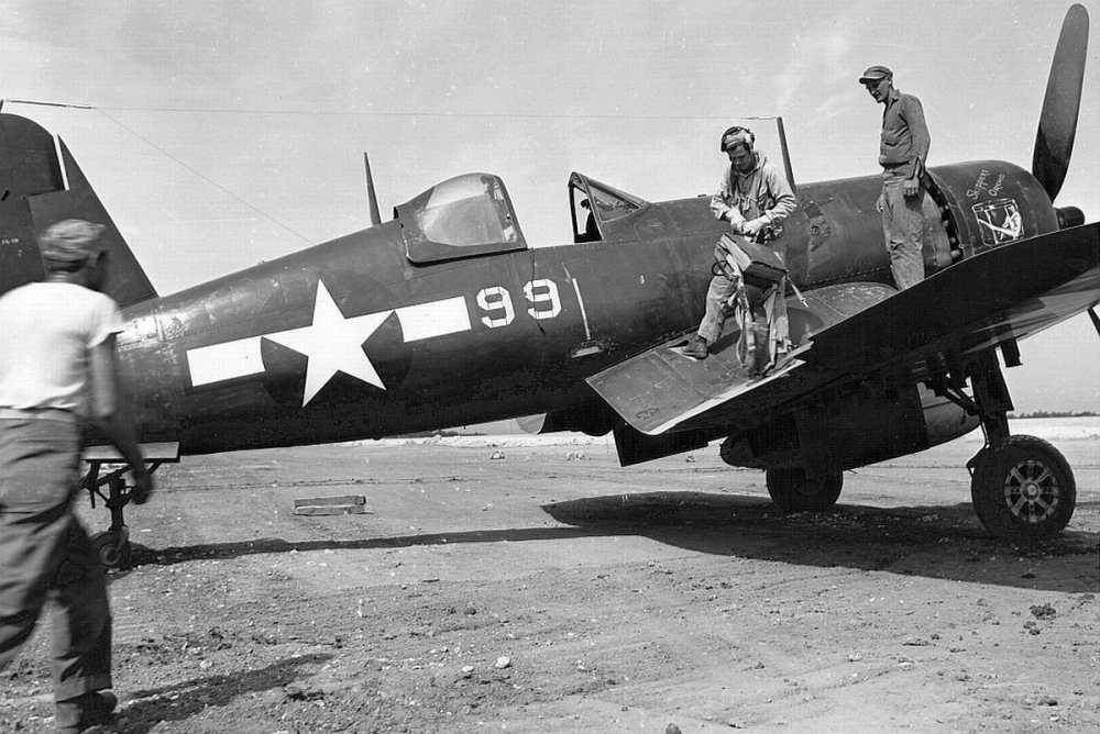 Vought-F4U-1D-Corsair-MAG-22-HQSS-22-White-99-Skippers-Orchid-Ie-Shima-1945-01.jpg