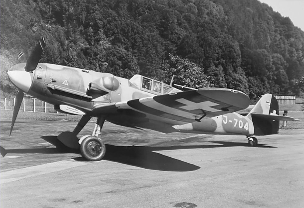 Messerschmitt-Bf-109G6-SAF-Flieger-Reg-2-FlSt7-J-704-Stkz-RQ+BI-WNr-163245-Switzerland-10th-Sep-1944-01.jpeg
