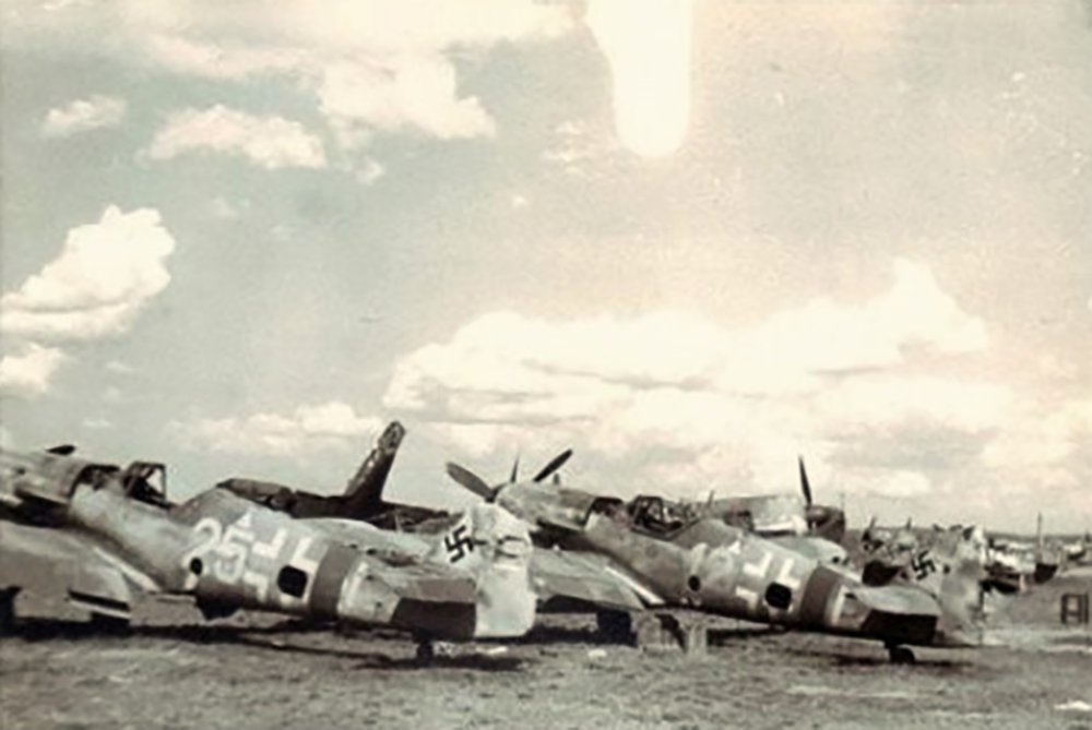 Messerschmitt-Bf-109G14-III.KG(J)55-Greif-Yellow-25-WNr-464534-Pilsen-summer-1945-ebay-1.jpeg