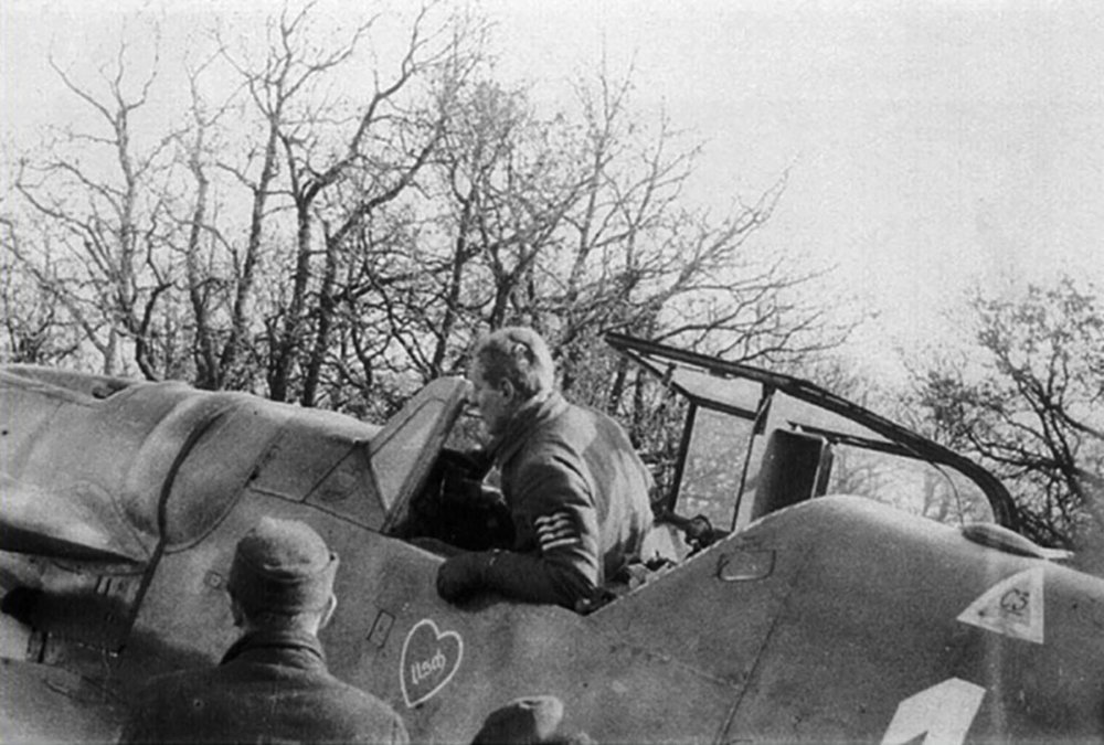 Messerschmitt-Bf-109G6-Erla-9.JG52-Yellow-1-Erich-Hartmann-WNr-166221-Nove-Zaporozhye-Oct-1943-03.jpg