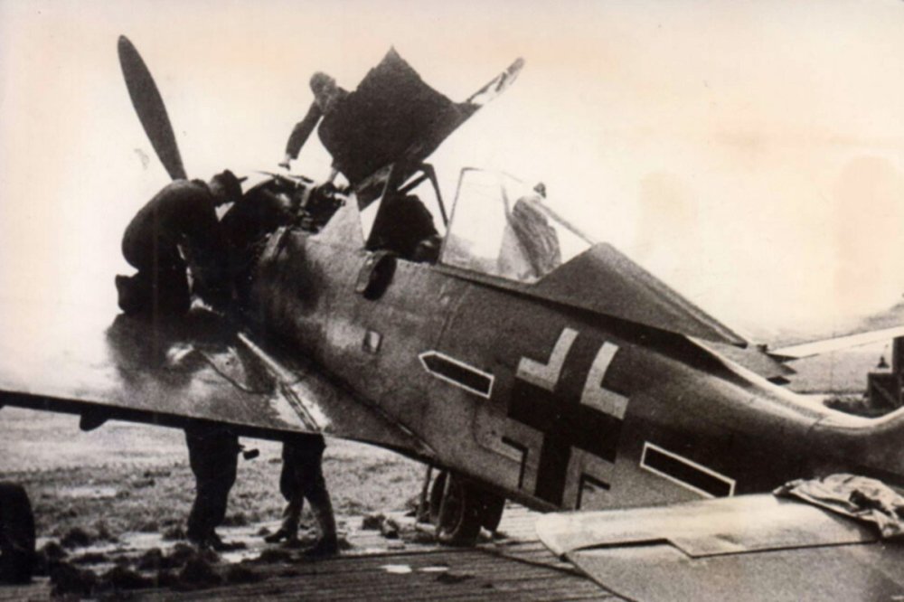 Focke-Wulf-Fw-190-A4-Stab-II-JGx-undergoing-routine-maintanence-ebay-1.jpg