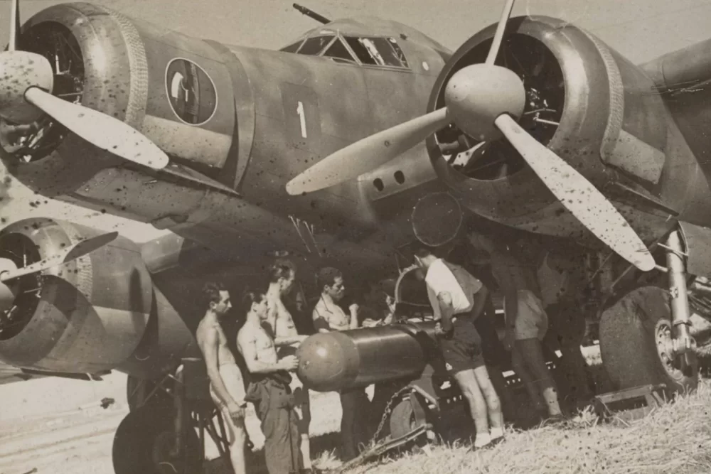 regia-aeronautica-ground-crew-loading-a-torpedo-in-the-bomb-v0-njcioezkr4gb1.jpg.thumb.webp.0f854ce9505c8d23daaaf0c78db3e91f.webp