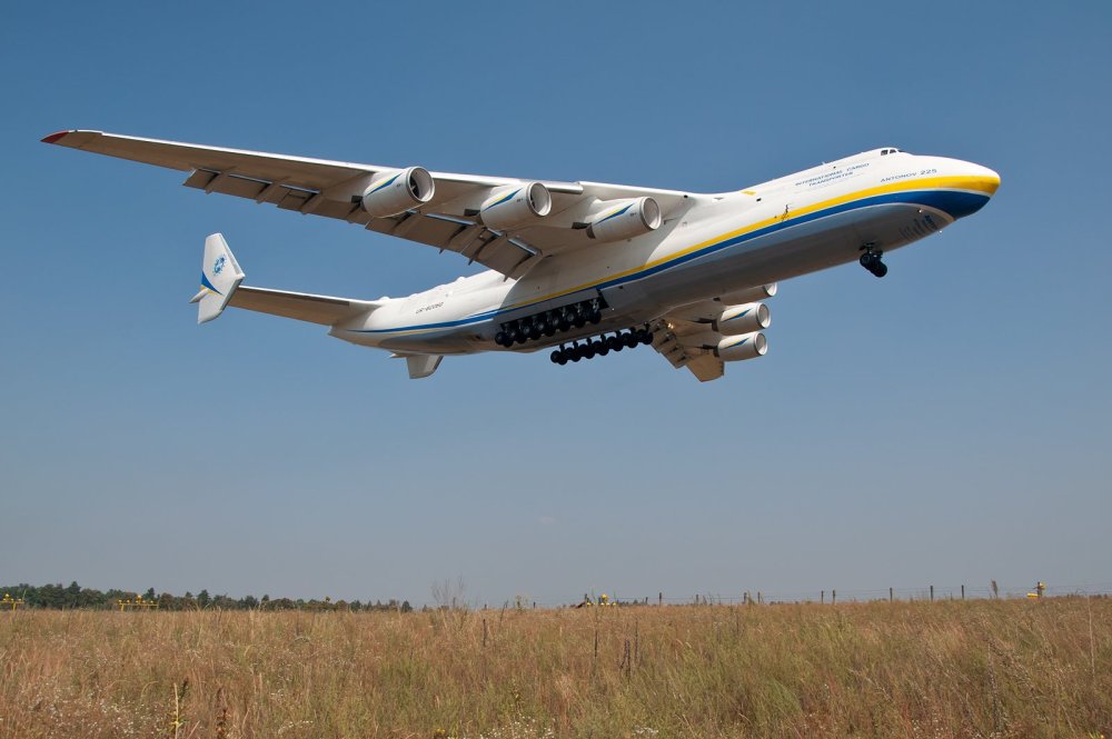 Antonov_An-225_landing_at_Gostomel_Airport.thumb.jpeg.2764ae00bcb71a60bf1004687acbd2fa.jpeg