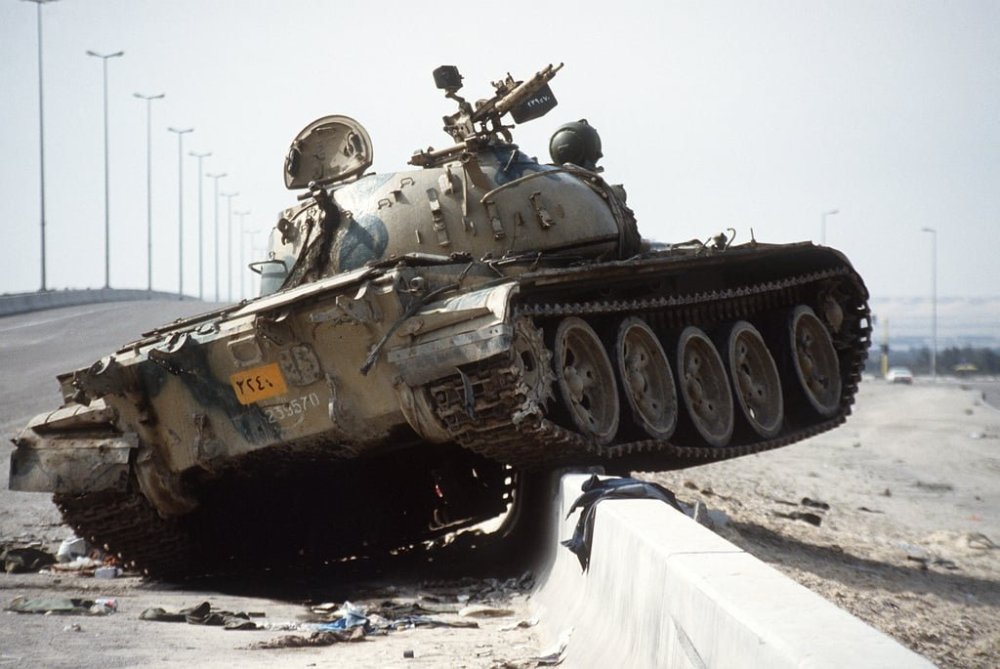 a-destroyed-iraqi-t-55-main-battle-tank-lies-along-the-basra-kuwait-highway-b37806-1024.thumb.jpg.b625f462def6b79a5bc7c41df2020c48.jpg