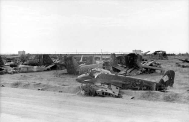 Hs_129B_wreck_at_Tunis_1943.jpeg.130c6d5c191db723a875d065d0cf1e3c.jpeg