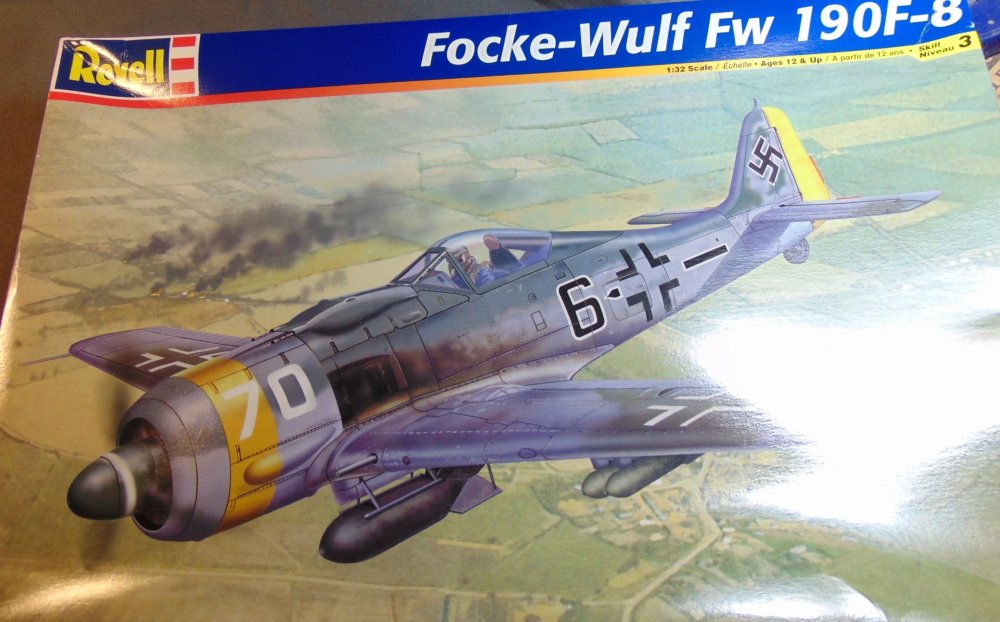 Revell 190F8 4.JPG