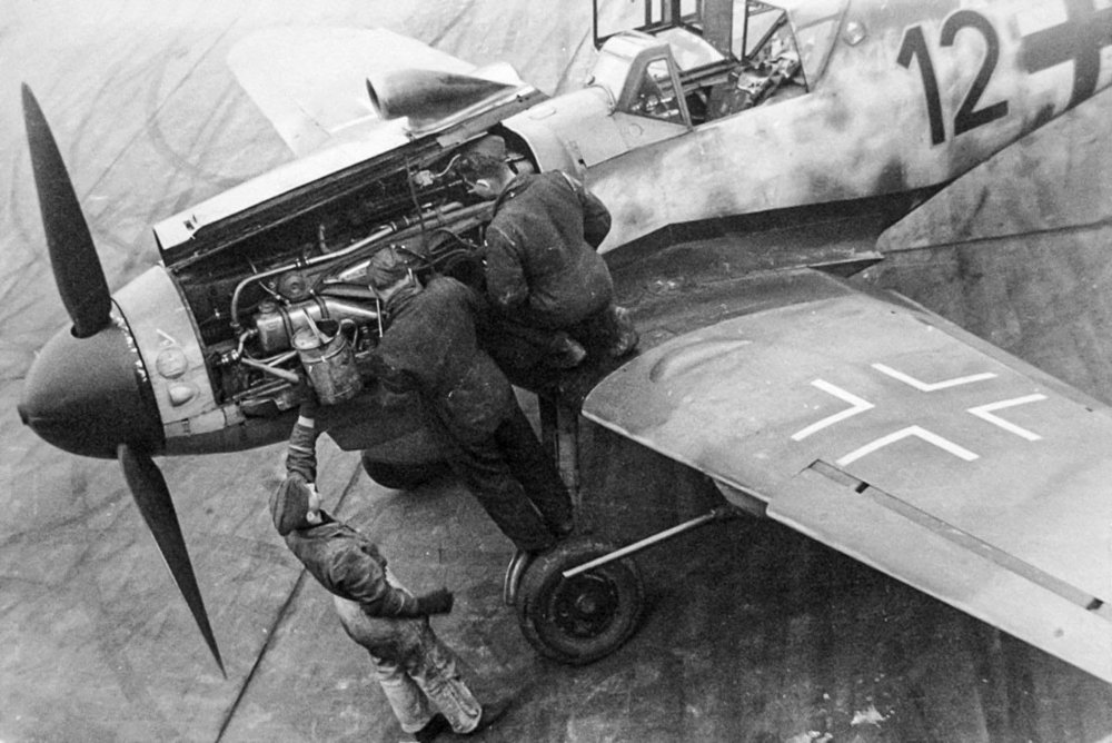 messerschmitt-bf-109g-6-r6-engine-work.jpg